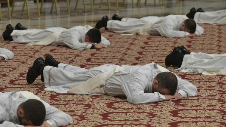 Papa ordena 9 novos sacerdotes para a Diocese de Roma, entre eles um brasileiro - Jornal O São Paulo