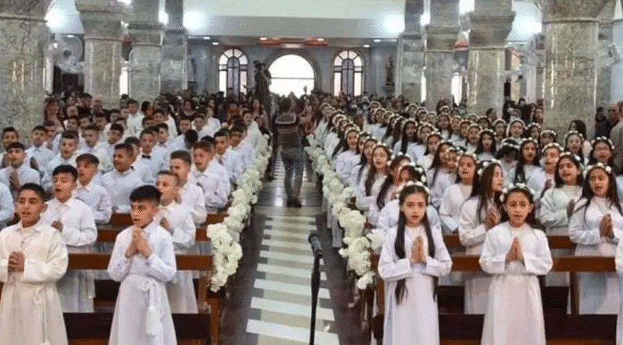 Um grupo de 121 crianças recebe a primeira Comunhão no Iraque - Jornal O São Paulo