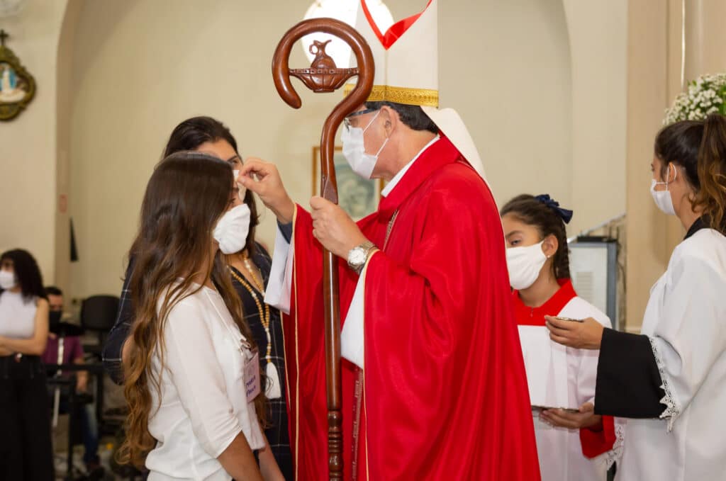 Dom Luiz Carlos confere o sacramento da Crisma a 44 jovens e adultos - Jornal O São Paulo