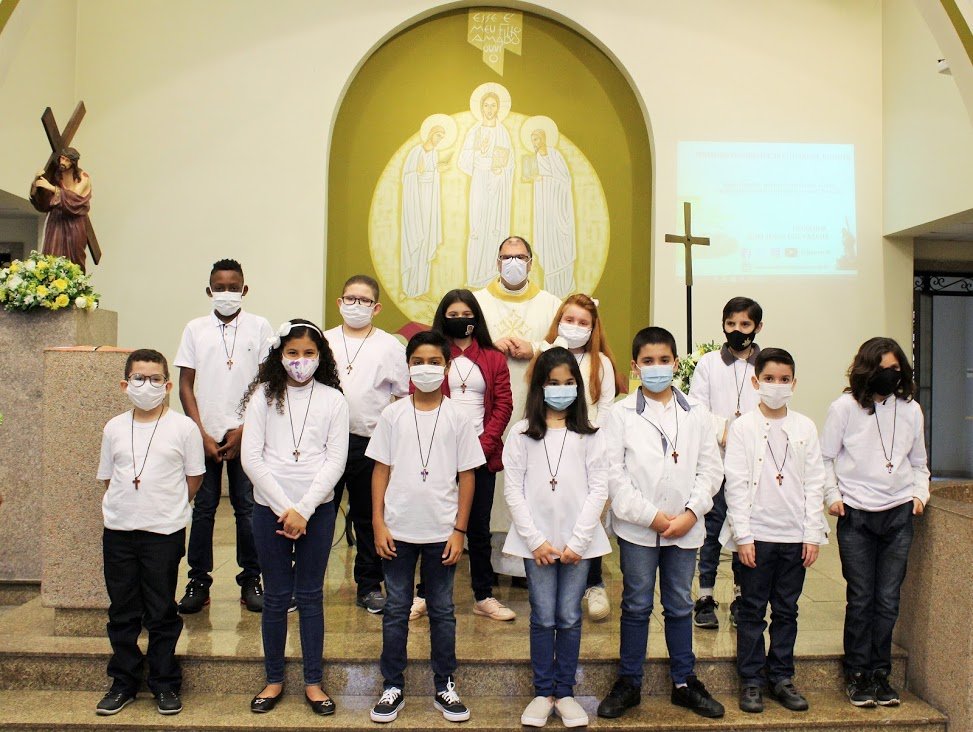 51 crianças recebem a primeira Eucaristia na Paróquia Bom Jesus dos Passos - Jornal O São Paulo