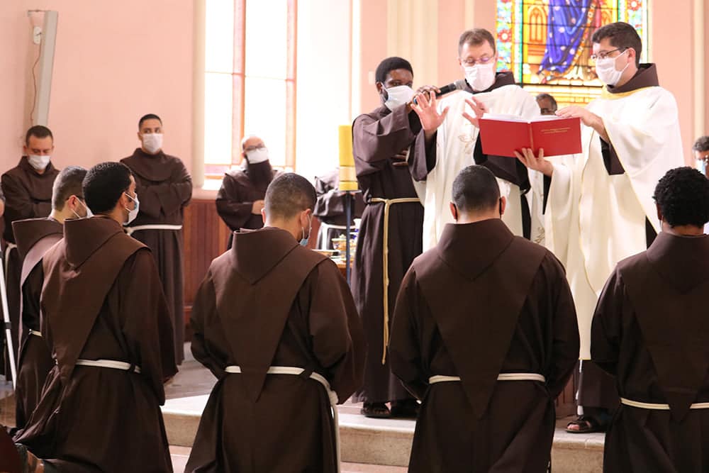 Consagrados anunciam ao mundo a glória de Deus - Jornal O São Paulo