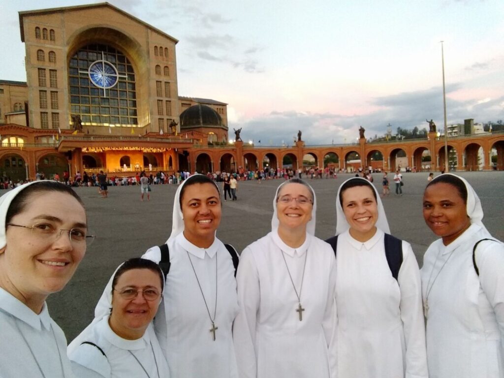 Consagrados anunciam ao mundo a glória de Deus - Jornal O São Paulo