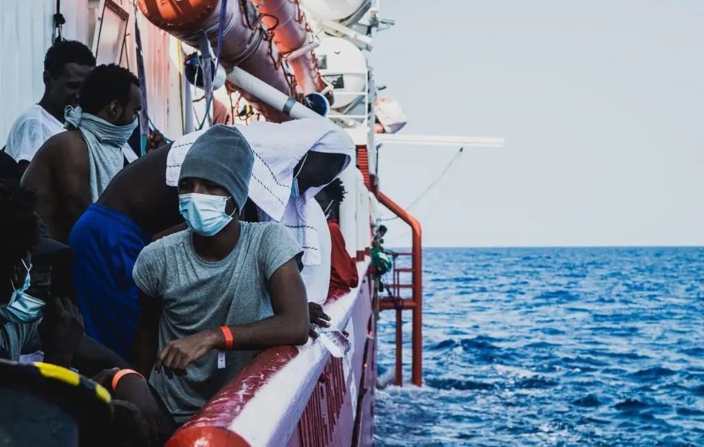 Mais de 700 pessoas são resgatadas quando tentavam cruzar o Mediterrâneo - Jornal O São Paulo