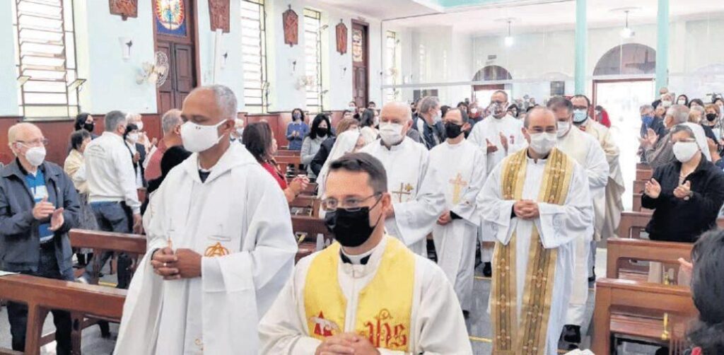 Religiosos participam de missa com Dom Ângelo Mezzari - Jornal O São Paulo
