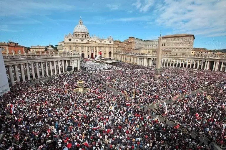 Praça São Pedro, no Vaticano, lotada de fiéis