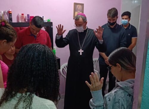 Dom Carlos Lema visita a Favela do Moinho