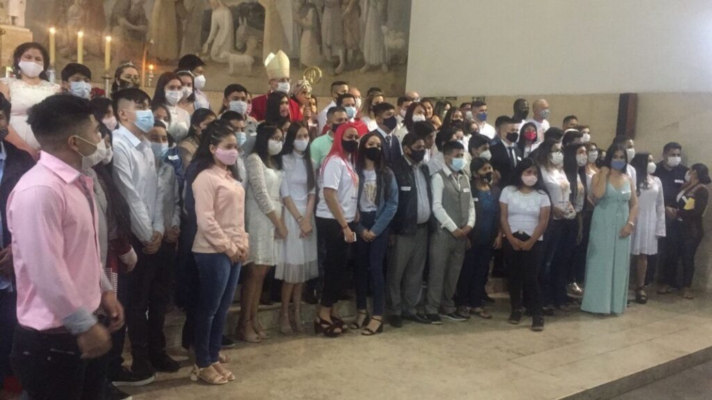 115 jovens são crismados na Paróquia Pessoal dos Fiéis Latino-Americanos - Jornal O São Paulo