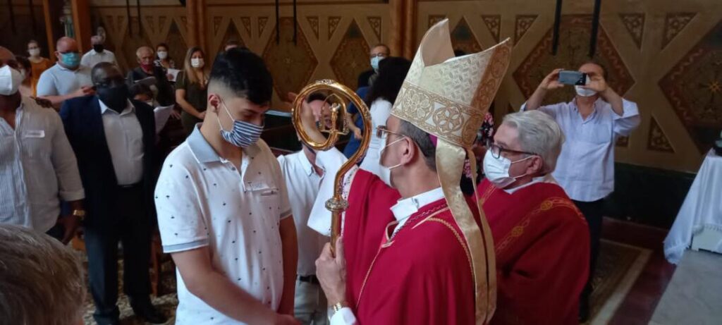 Dom Carlos Lema confere sacramentos na Capela da Santa Casa de Misericórdia - Jornal O São Paulo