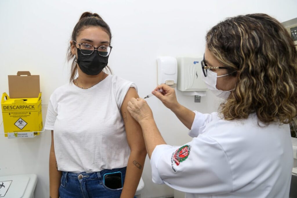 Vacinação contra a COVID-19: os benefícios são maiores que os potenciais riscos - Jornal O São Paulo