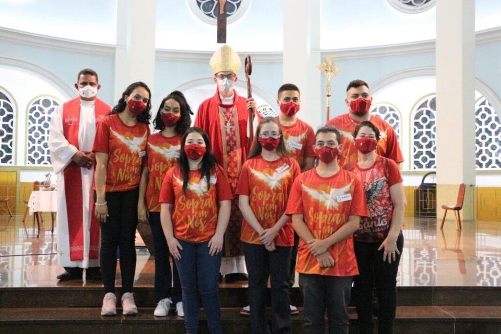 Dom Luiz Carlos Dias confere o sacramento da Crisma a 35 jovens - Jornal O São Paulo