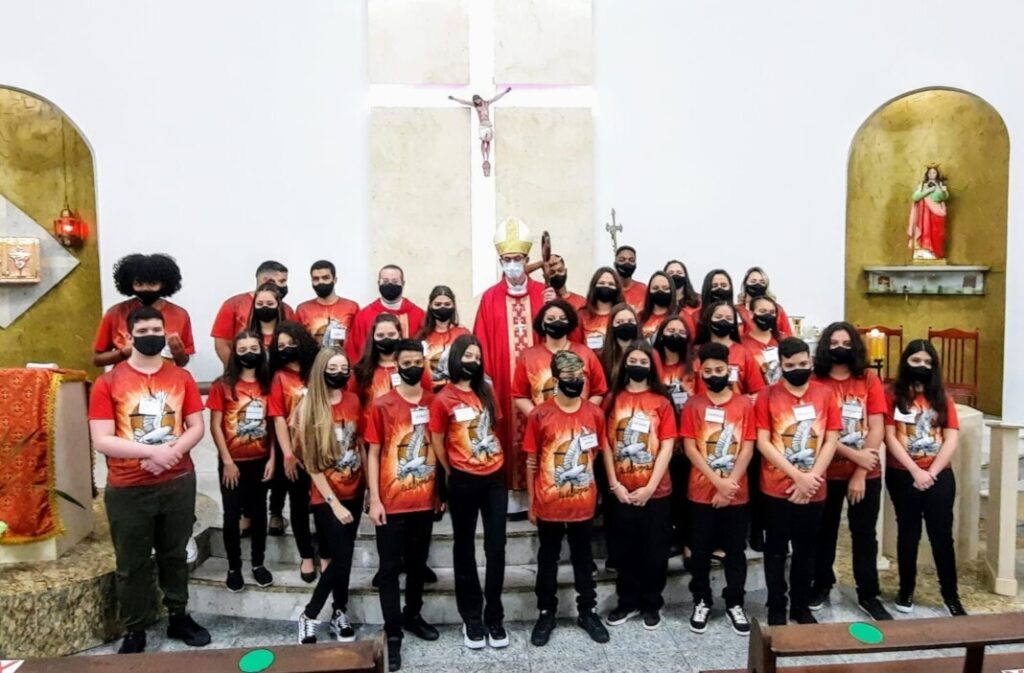 Dom Luiz Carlos Dias confere o sacramento da Crisma a 35 jovens - Jornal O São Paulo