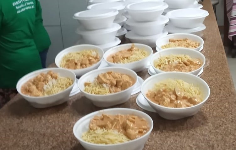 Projeto da Pastoral do Menor da Paróquia Divino Espírito Santo distribui marmitex aos mais necessitados - Jornal O São Paulo