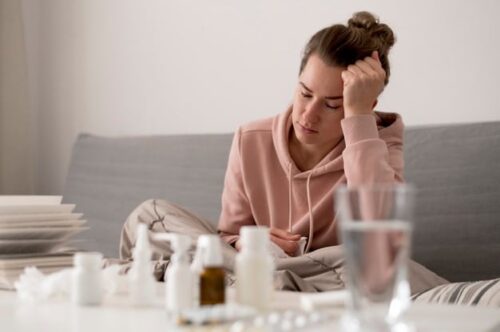pessoa doente do sexo feminino com dor de cabeca