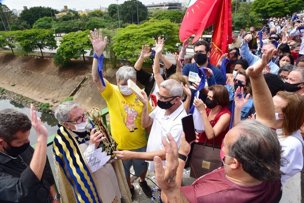 Devotos da Mãe Aparecida renovam a esperança de ver o rio Tietê limpo - Jornal O São Paulo