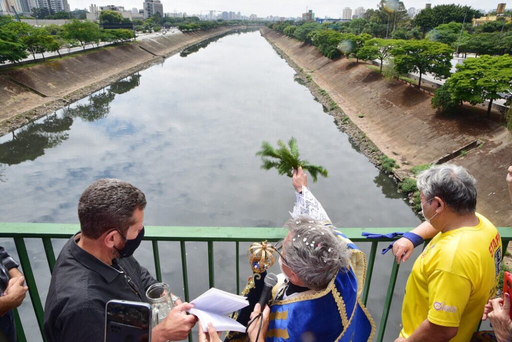 Devotos da Mãe Aparecida renovam a esperança de ver o rio Tietê limpo - Jornal O São Paulo
