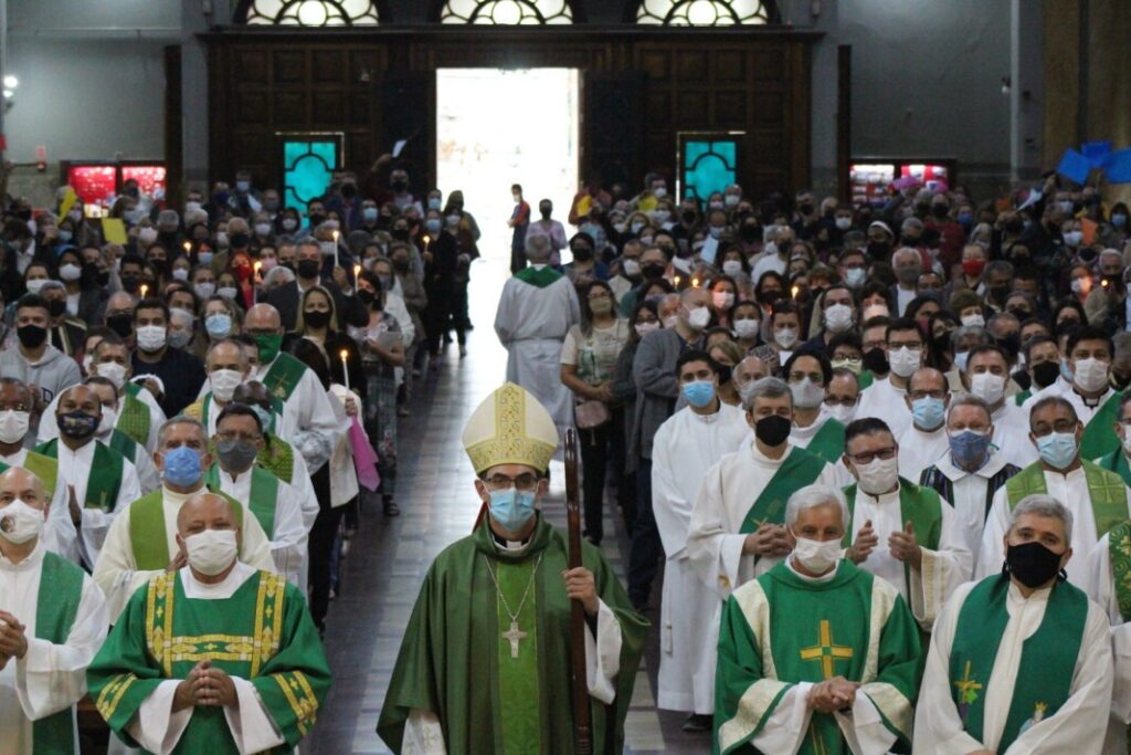 Fase arquidiocesana do Sínodo dos Bispos é aberta nas regiões episcopais - Jornal O São Paulo