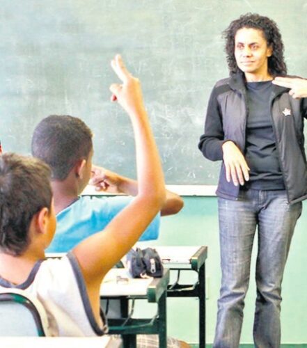 Com 10 milhões de pessoas surdas ou com deficiência auditiva no Brasil, a Libras é cada vez mais valorizada - Jornal O São Paulo