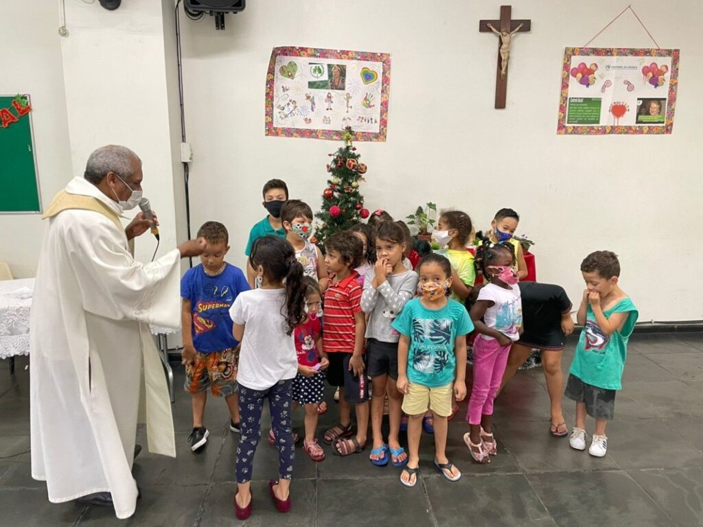 Pastoral do Menor faz entrega de presentes e alimentos - Jornal O São Paulo