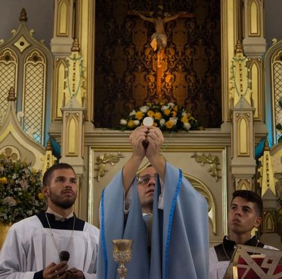 Quem está no presbitério deve repetir os gestos do padre? - Jornal O São Paulo