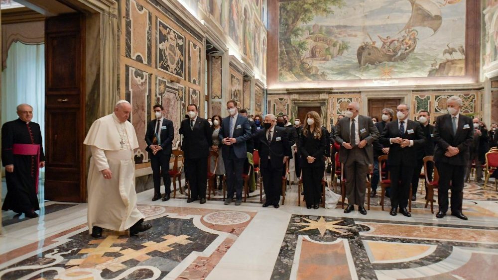 Papa aos comunicadores: contrastar as fake news, mas não isolar os que têm dúvidas - Jornal O São Paulo