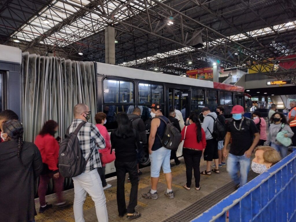 Transporte público é ambiente potencial para a transmissão da COVID-19 - Jornal O São Paulo