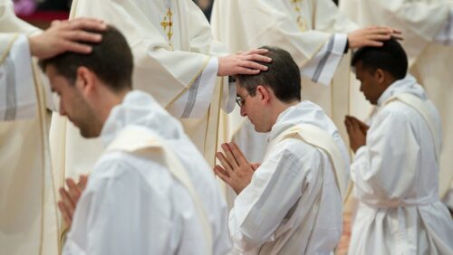 Papa abrirá simpósio no Vaticano sobre sacerdócio, celibato, vocações e tradição - Jornal O São Paulo