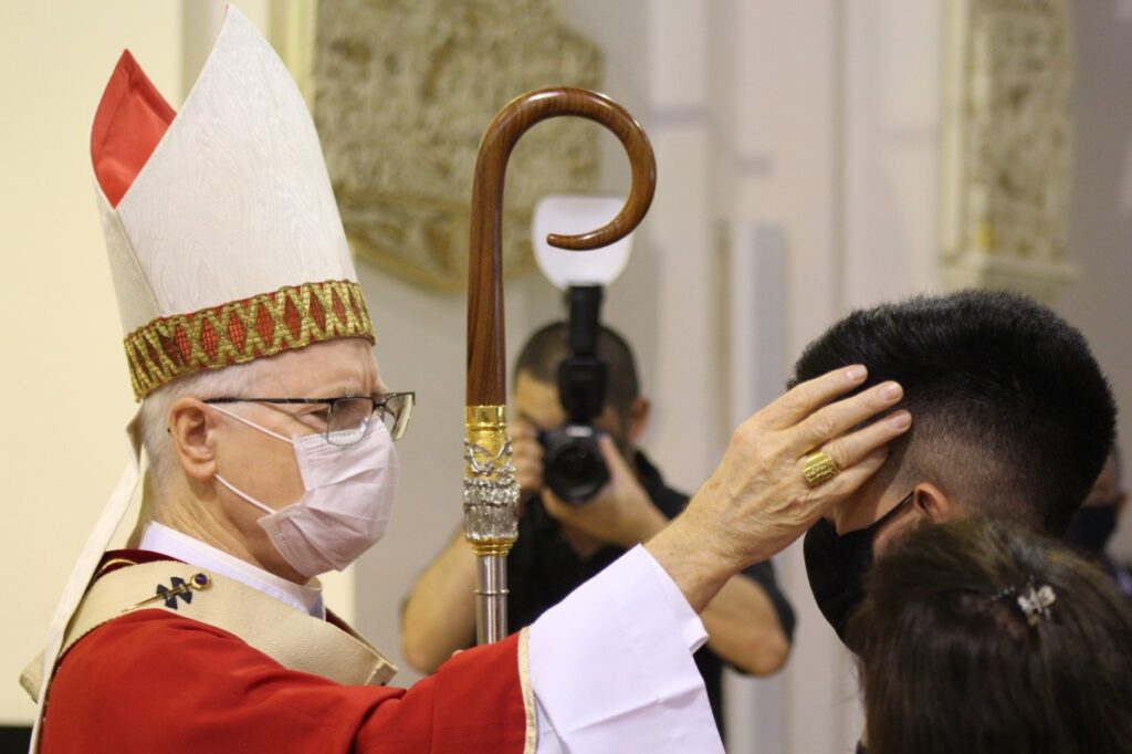 Cardeal Odilo Pedro Scherer confere o sacramento da Crisma a 12 jovens - Jornal O São Paulo