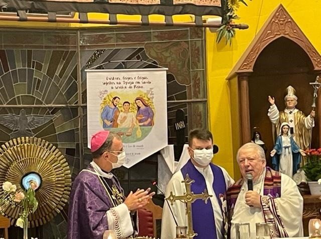 Dom Carlos Lema dá posse a Administrador Paroquial da Paróquia Divino Salvador - Jornal O São Paulo
