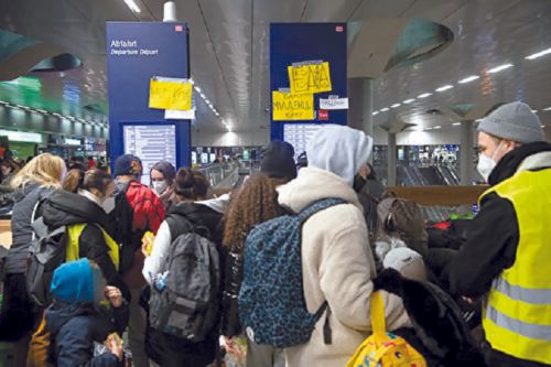 Nas fronteiras e estações de trem da Europa, ucranianas encaram a ameaça do tráfico humano - Jornal O São Paulo