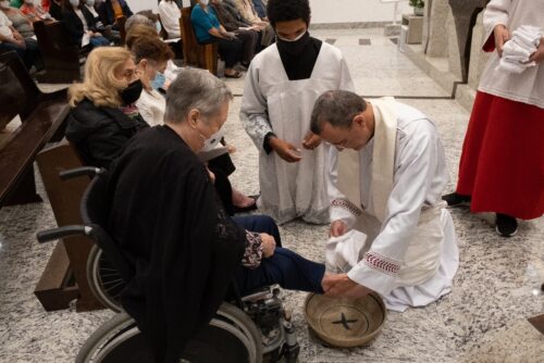 Na Quinta-feira Santa, Dom Carlos Lema Garcia lava os pés de idosos - Jornal O São Paulo
