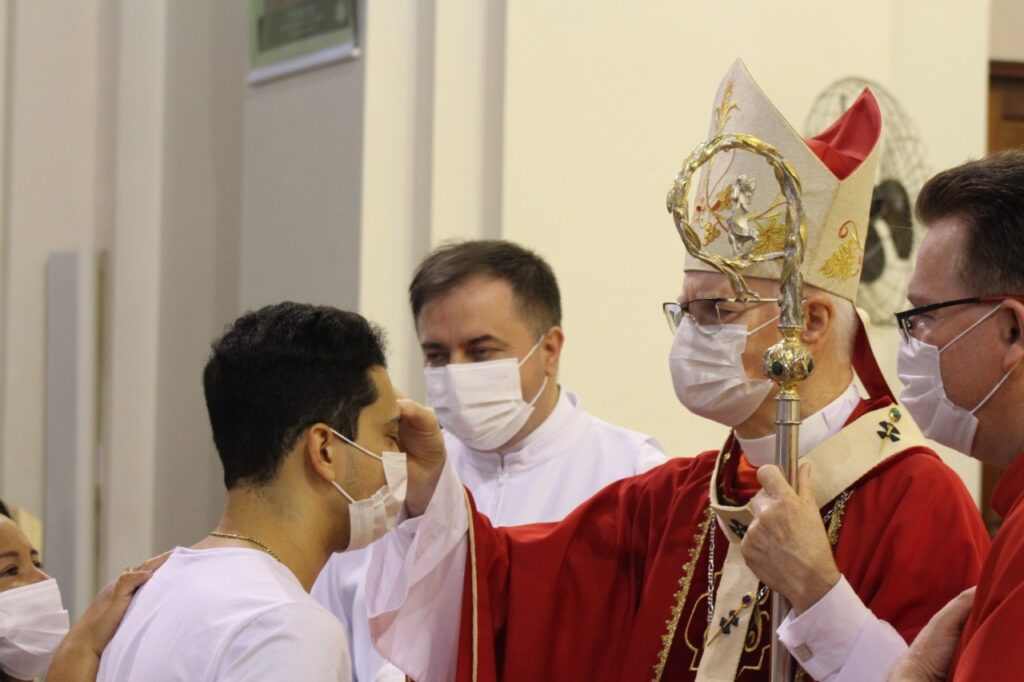Dom Odilo confere o sacramento da Crisma a 38 jovens e adultos - Jornal O São Paulo