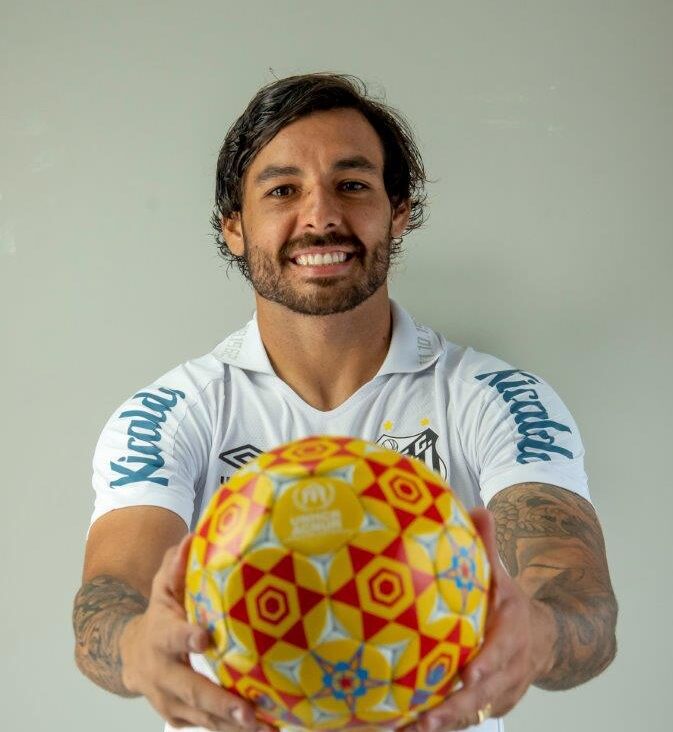 Bolas desenhadas por jovens refugiados geram solidariedade pelos trabalhos do ACNUR - Jornal O São Paulo