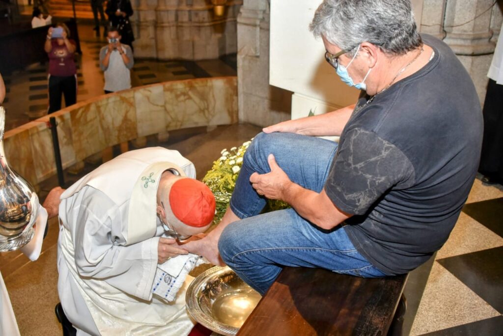 Lavar os pés: atitude de verdadeira fraternidade, solicitude, cuidado uns dos outros - Jornal O São Paulo