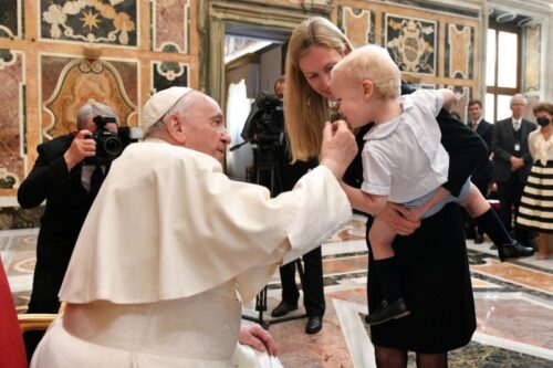 Dor no joelho leva o Papa a modificar a agenda de compromissos - Jornal O São Paulo