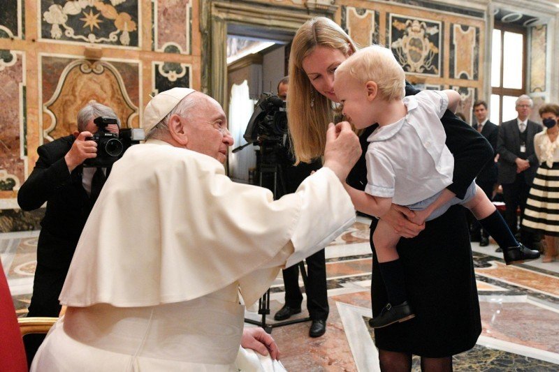 Dor no joelho leva o Papa a modificar a agenda de compromissos - Jornal O São Paulo