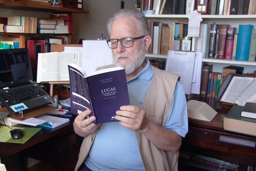 Padre Johan Konings: uma vida dedicada à tradução da versão oficial da Bíblia em português - Jornal O São Paulo