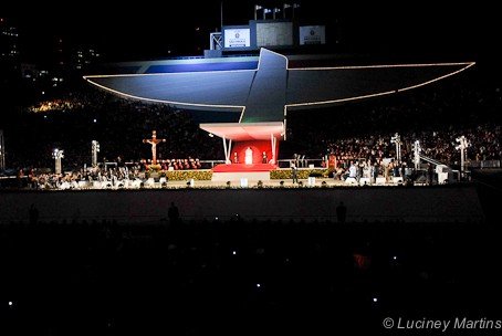 Em viagem apostólica, Bento XVI se encontrou com jovens no estádio do Pacaembú - Jornal O São Paulo