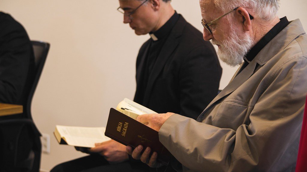 Padre Johan Konings: uma vida dedicada à tradução da versão oficial da Bíblia em português - Jornal O São Paulo