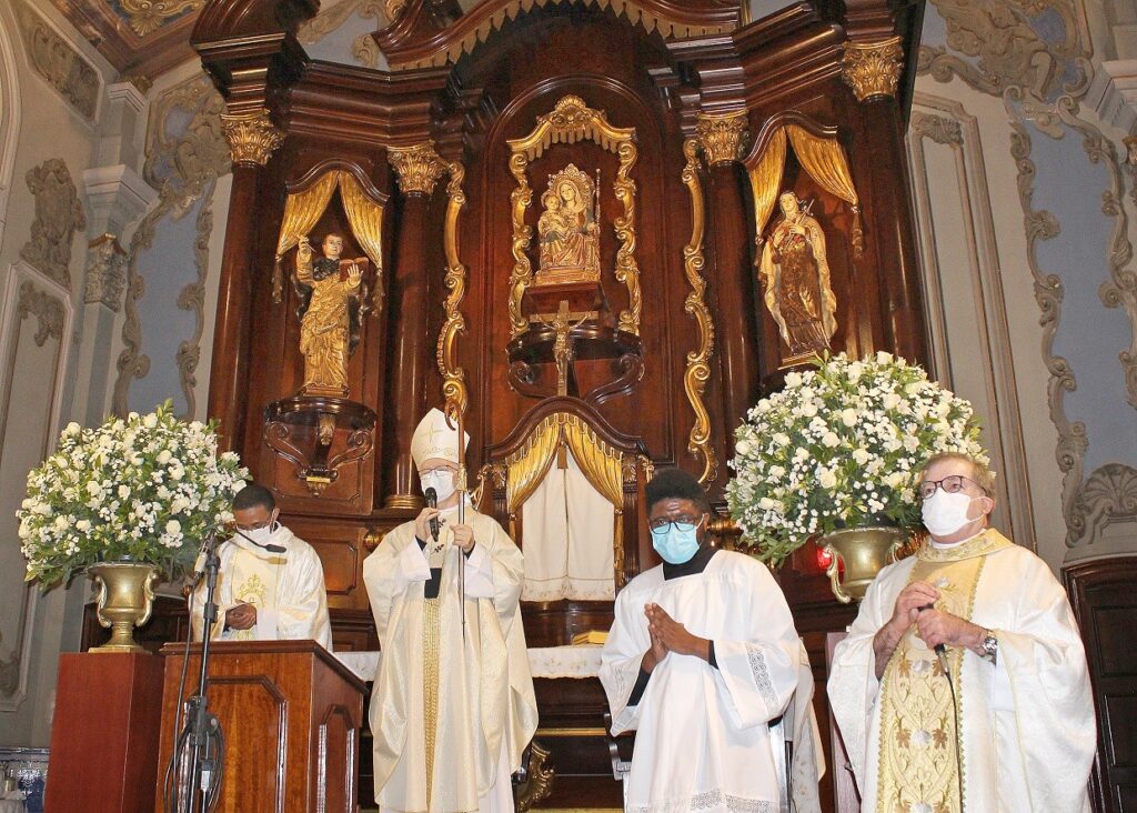 Cardeal Scherer preside missa na Capela da PUC-SP - Jornal O São Paulo