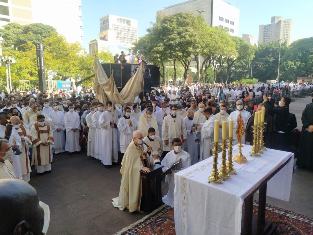 Na procissão de Corpus Christi, a Igreja em São Paulo roga a Deus pelo sínodo e pela dignidade humana