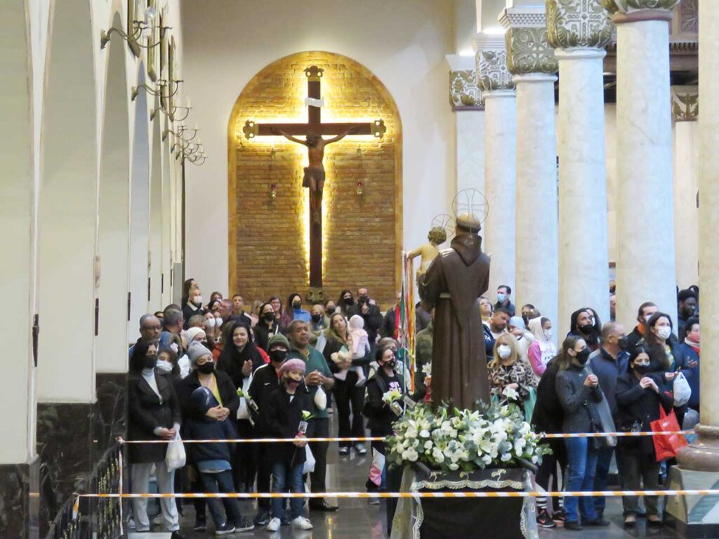 Dom Carlos Silva preside missa na Paróquia Santo Antônio do Pari - Jornal O São Paulo