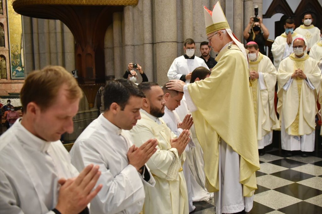 Ordenados diáconos para servir a Igreja na Eucaristia, na Palavra e na caridade - Jornal O São Paulo