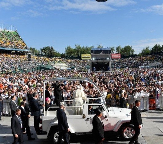 No Canadá, moradores seguem o Papa por telões gigantes em parque histórico da cidade - Jornal O São Paulo