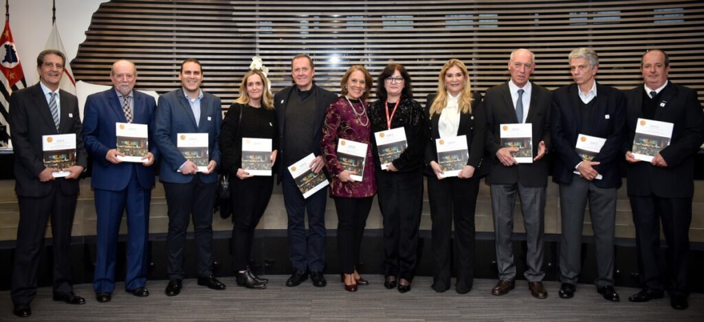 Livro comemorativo conta os 60 anos da história da ADCE no Brasil - Jornal O São Paulo