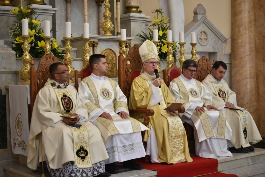 Cardeal Scherer dedica Igreja Nossa Senhora do Rosário de Pompeia e seu novo altar - Jornal O São Paulo