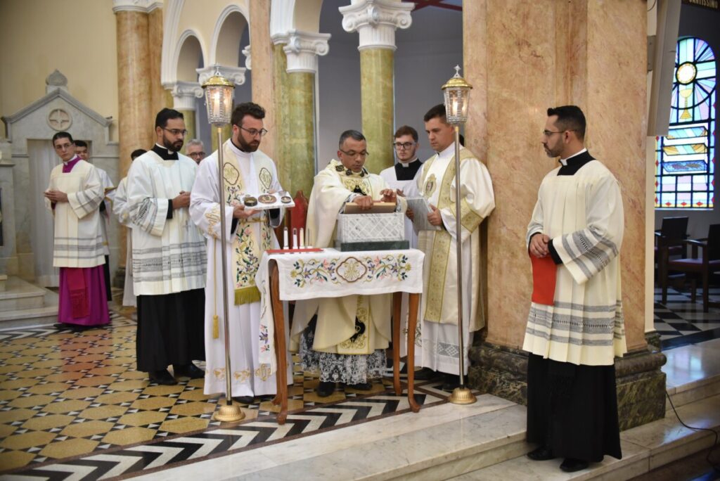 Cardeal Scherer dedica Igreja Nossa Senhora do Rosário de Pompeia e seu novo altar - Jornal O São Paulo
