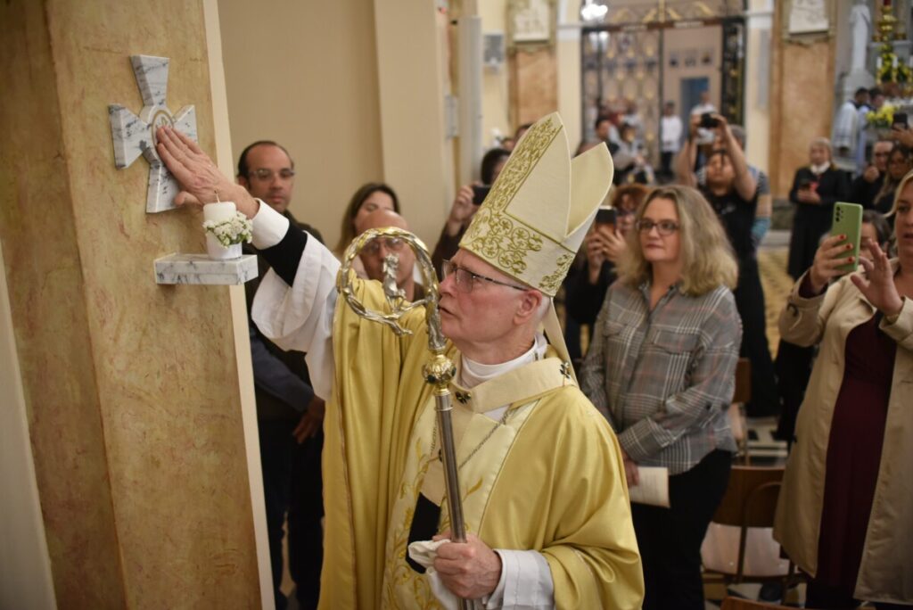 Cardeal Scherer dedica Igreja Nossa Senhora do Rosário de Pompeia e seu novo altar - Jornal O São Paulo