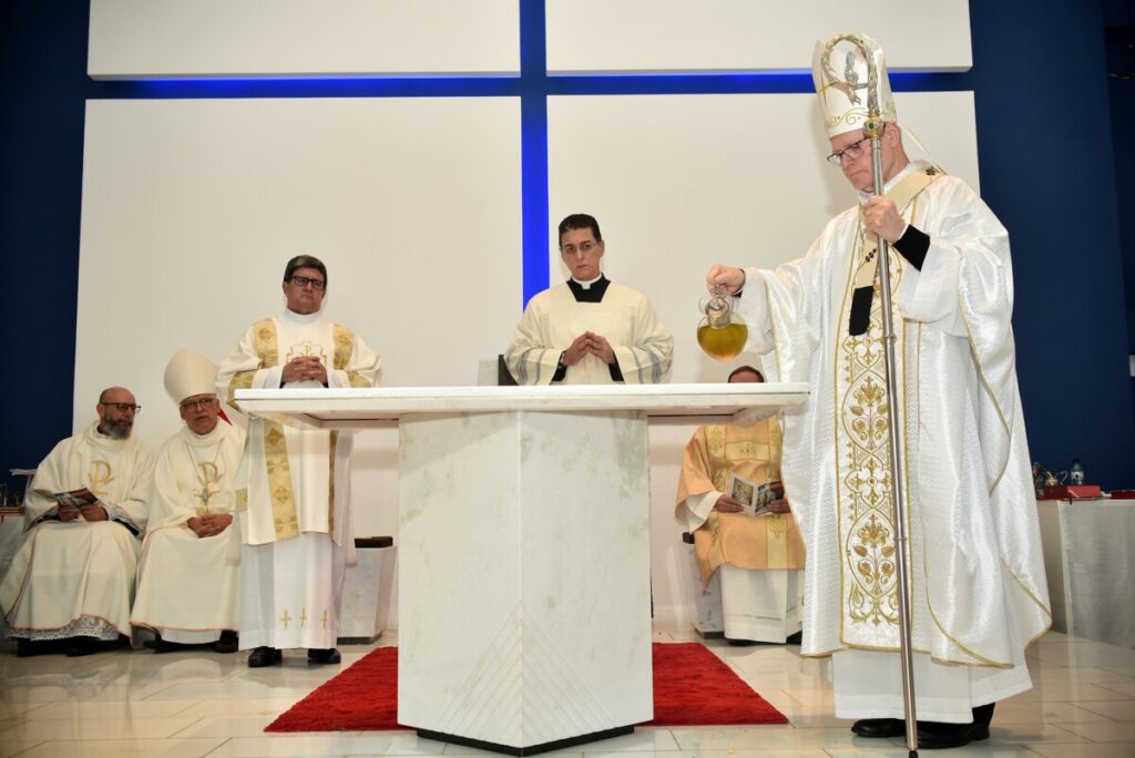 Dom Odilo dedica altar e igreja matriz da Paróquia Santa Teresinha do Menino Jesus - Jornal O São Paulo