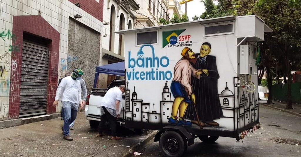 ‘Banho Vicentino’ e Liceu Sagrado Coração de Jesus fazem ações sociais permanentes na região da ‘Cracolândia’ - Jornal O São Paulo