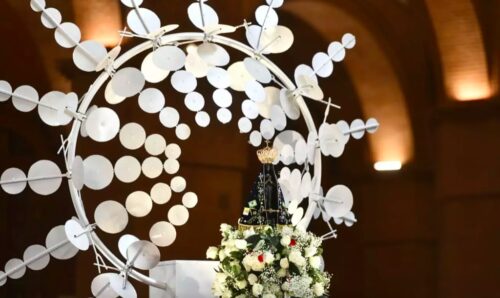 No Santuário Nacional, devotos pedem a intercessão de Nossa Senhora por suas vidas e pelo Brasil - Jornal O São Paulo
